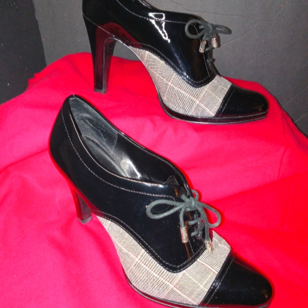 Black plaid patten leather pumps